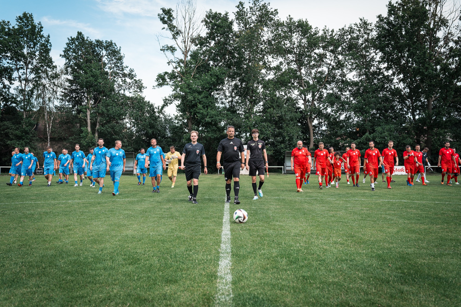 Fotbalisté TJ Sokol Rosice nad Labem a Výběru hvězd nastupují na hřiště